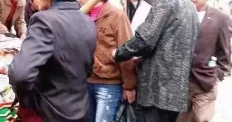 丢人！淄博大集上，71岁男子竟干这种事，还被监控拍下来了！