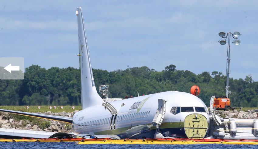 美国一架波音737客机降落时冲出跑道滑入河中
