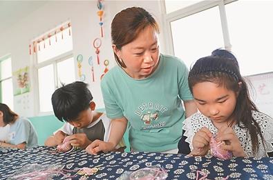 端午前夕徐州马庄香包艺人教孩子们缝制香包